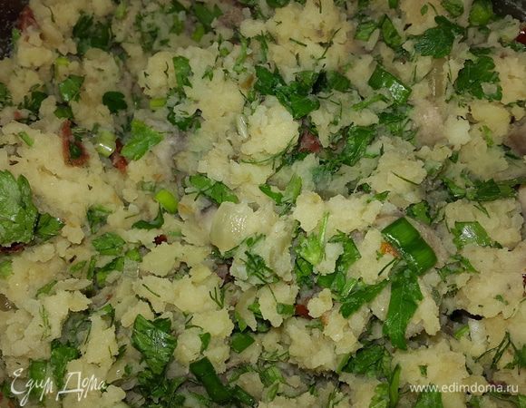 Зелень мелко порубить, добавить к остальным ингредиентами и тщательно перемешать.