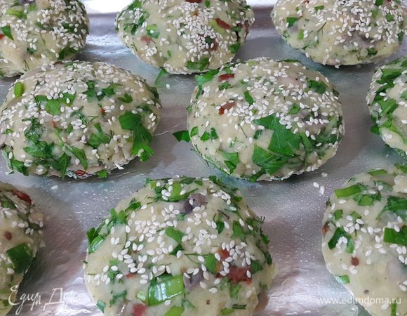 Из полученной массы сформировать биточки и обвалять их в кунжутных семечках. Противень застелить фольгой, смазать оливковым маслом и выложить на неё готовые биточки.

Поставить запекаться в разогретую до 200С духовку по 10 минут, сначала на нижний, затем на верхний уровни.