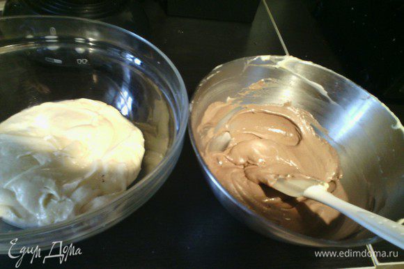 Разделить тесто на 2 одинаковые части, в одну часть добавить какао. Хорошо перемешать.