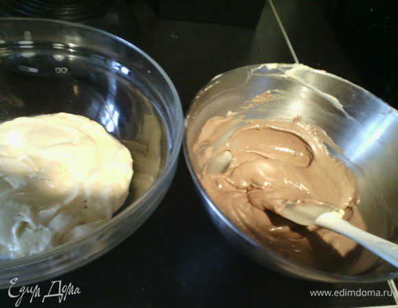 Разделить тесто на 2 одинаковые части, в одну часть добавить какао. Хорошо перемешать. 