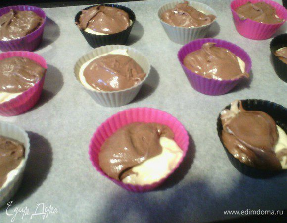 Выложить в силиконовые или бумажные формы сначала ванильную массу, а сверху какао. Проколоть вилкой в середине каждого капкейка, так при выпекании получатся красивые узоры. 