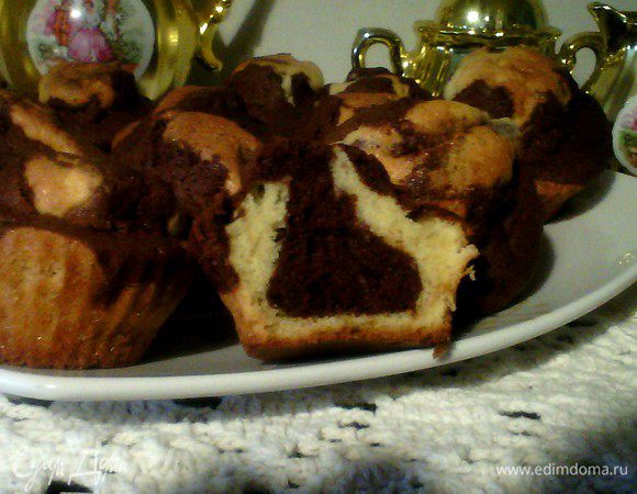 Дать отдохнуть. Если вы использовали силиконовую форму, то вынимаем пока они ещё тёплые, чтобы не "потели". Можно угощать. Но мои детки любят с нежной шапочкой "Chantilly". 