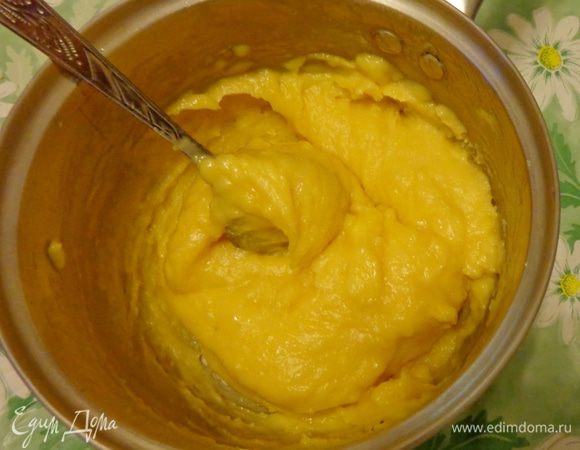 Тесто делается как обычное заварное, но только гуще, поэтому добавляется не 4 яйца, а только 3.