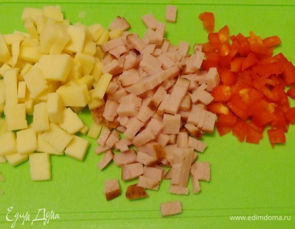 Далее в тесто кладется мелко нарезанная ветчина, сыр и болгарский перец. 