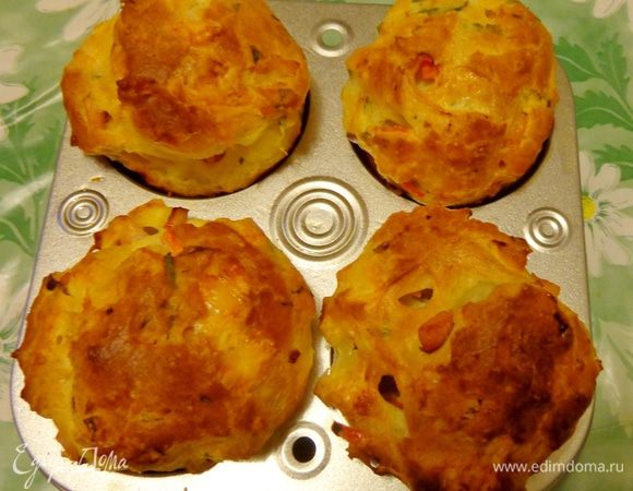 Тесто хорошенько перемешать и разложить  по формочкам для кексов. Печь минут 30 до приятной золотистости при 190 градусах.