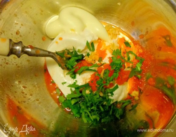 Для «крема» смешать крем-сыр, мелко нарезанный болгарский перец, зелень, чеснок и 1 ст.л. майонеза. Добавить соль и перец по вкусу.