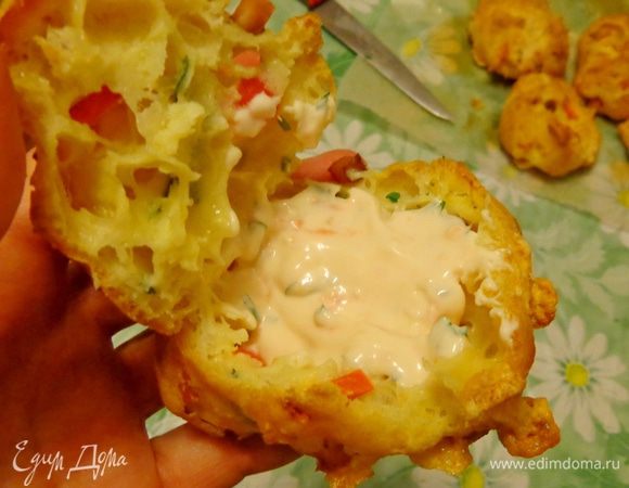 Часть булочек начинить кремом, а часть оставить просто булочками.
