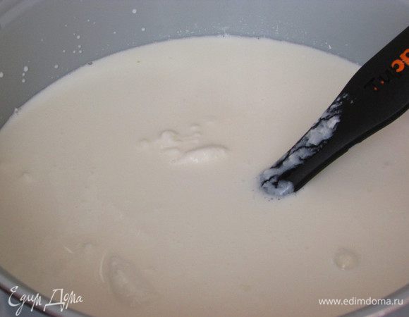 В чаше мультиварки смешать молоко, кефир и сметану. Закрыть мультиварку, включить режим "тушение". Около 20 минут (главное, не доводить до кипения, может быть, хватит и 15 минут). Открыть мультиварку, все аккуратно перемешать. Включить режим "подогрев" на 1,5 - 2 часа (у меня ушло 1,5 часа).