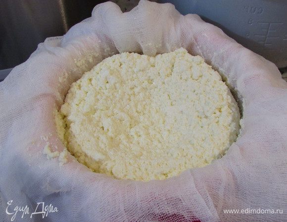 Затем всю массу откинуть на дуршлаг, проложив его в несколько слоев марли или х/б тканью.