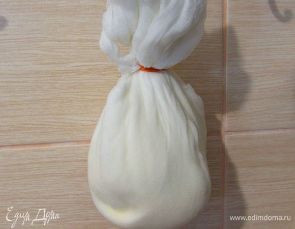 Затем дать сыворотке стечь (можно использовать для выпечки).