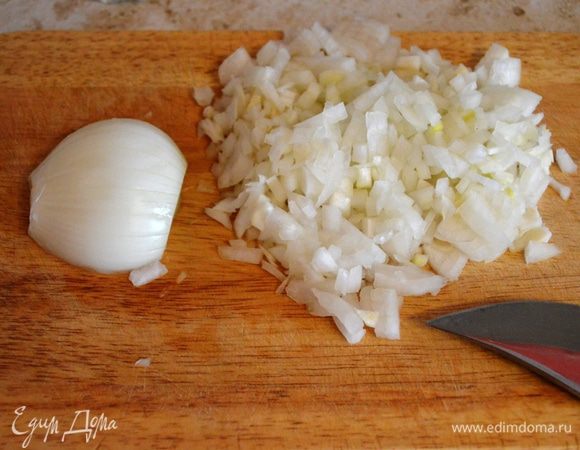 Очищенный лук рубим мелким кубиком.