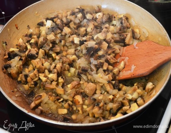 На столовой ложке раст. масла прожариваем до прозрачности лук, затем добавляем грибы и жарим 10 мин