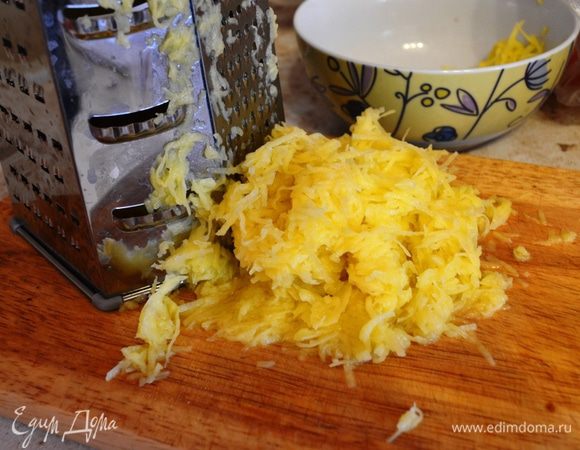 Тем временем очищенный картофель трем на МЕЛКОЙ терке.