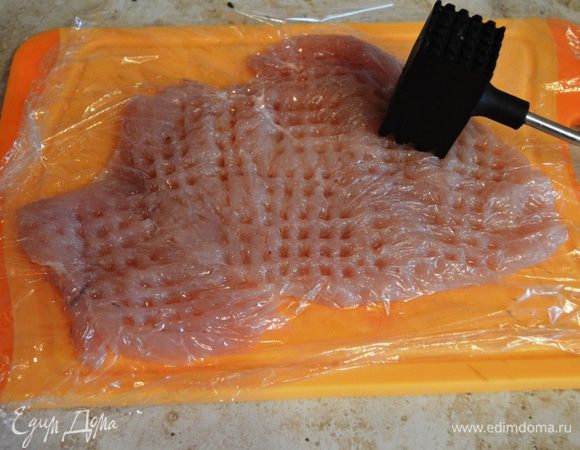 Куриную грудку слегка отбиваем с двух сторон, солим перчим по вкусу.