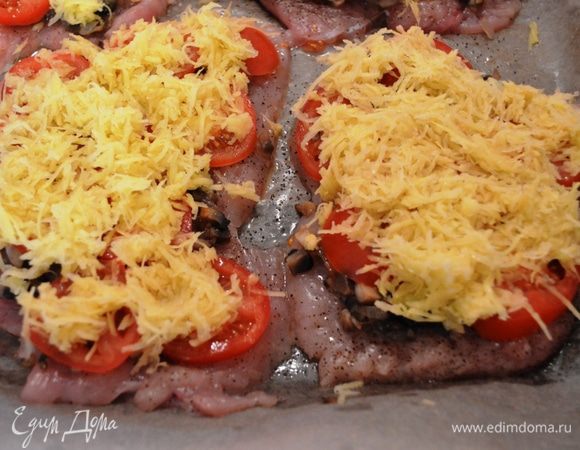 Затем помидор, немного посолить и сверху помидора - тертый картофель.