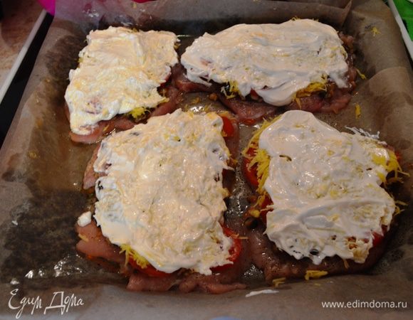 В отдельной посуде смешать сметану+майонез и хорошенько промазать каждую грудку.