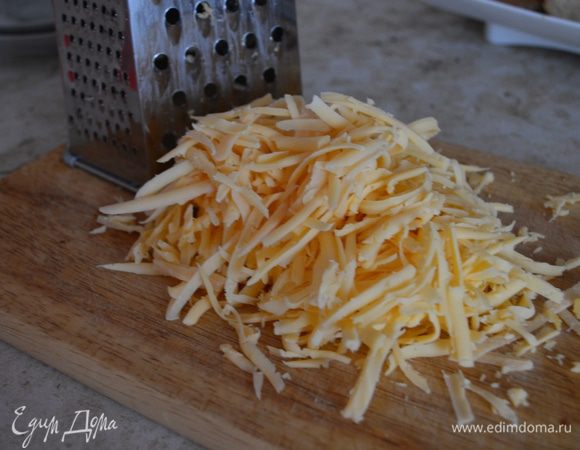 Натираем сыр на крупной терке.