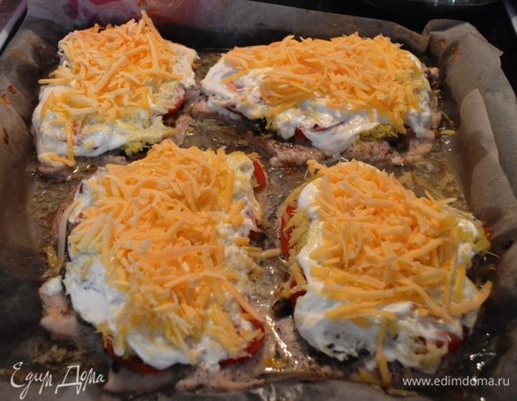 Обильно или не очень посыпаем сверху сметаны и в духовку на 40-45 мин при 180С.