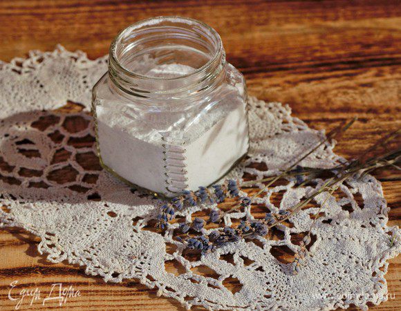 Цветки лаванды перетереть в ступке, смешать с сахарной пудрой, пересыпать в стеклянную банку и убрать в темное место на 5 дней. По истечении указанного срока просеять пудру и использовать по назначению.