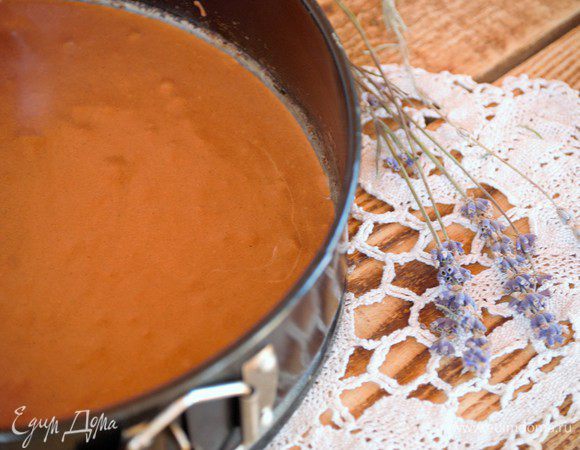 Для бисквитной крошки: размягченное сливочное масло (25 г) взбивать с лавандовой сахарной пудрой и щепоткой соли 3 минуты. Добавить яйцо, тихонечко взбить до однородности. Ввести в основную массу просеянную муку и разрыхлитель – опять размешать до однородности. В завершении добавить заранее растопленный и слегка остывший шоколад (два вида). Форму для выпечки выстелить бумагой и равномерно распределить тесто. Выпекать около 10 минут при температуре 180С. За это время бисквит еще не успеет приготовиться окончательно. На этом этапе я переложила недопеченный бисквит в другую форму, так мне было удобнее. Берем деревянную лопатку и перемешиваем содержимое формы. Убираем в духовку на 3 минуты. Затем опять достаем и опять перемешиваем. И так до тех пор, пока в результате не получится мелкая, очень плотная, хрустящая бисквитная крошка.