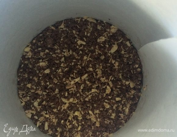 Форму выстелить бумагой для выпечки (и дно и стенки – это упростит момент излечения торта из формы), выложить бисквитную крошку, слегка придавить руками и убрать в холодильник на 30 минут. Не бойтесь, что во время разрезания торта основа развалится! Этого не произойдет. Поверх крошки вы зальете чернично-шоколадный ганаш, он то и «зафиксирует» основу.