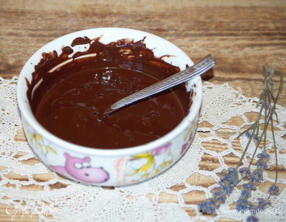 Приступим к приготовлению шоколадно-черничного ганаша. Заранее замочить желатин в пропорции 1 часть желатина: 3 части кипяченой воду комнатной температуры. Берите лишь тот желатин, в качестве которого вы абсолютно уверены. Я всегда покупаю самый простой желатин, который замачивают на 40 минут. Он мне очень нравится. Растопите шоколад удобным для вас способом. Я это делаю в микроволновке в режиме «разморозка».