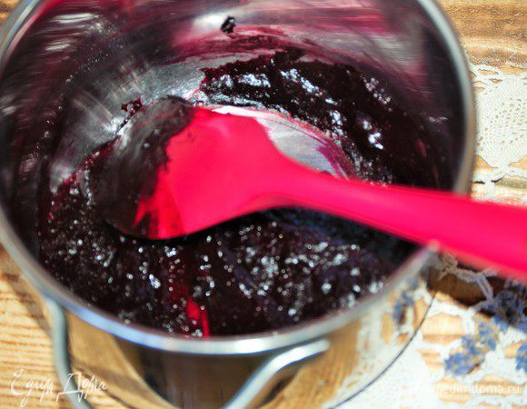 На этом этапе у меня одновременно села и вспышка и аккумулятор камеры, дальнейшие пошаговые - айфонофото. Оказалось, я совершенно не умею снимать на телефон) Замороженные ягоды сложить в сотейник, присыпать сахаром и поставить на огонь. При постоянном помешивании довести до кипения. Если видите, что ягодная массы слишком густая и липнет ко дну сотейника – добавьте столовую ложку кипяченой воды или две. Остудить чернику до 50 градусов и ввести распущенный желатин. Можете предварительно протереть желатин через сито, я этого не делала.