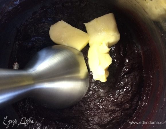 Соединить чернику и шоколад. Пробить погружным блендером до однородности. Сливочное масло разделить на 5-6 кусочков и вводить за один раз – один кусочек масла. Каждый раз пробивать погружным блендером.