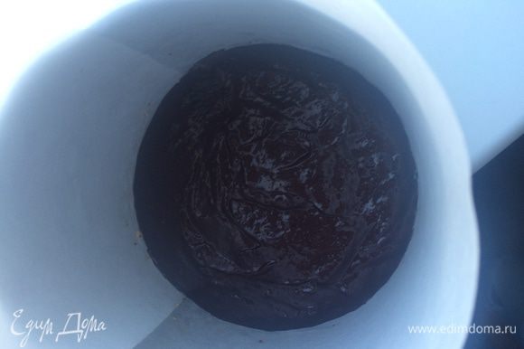 Вылить чернично-шоколадный ганаш на заранее приготовленную основу и убрать в холодильник.