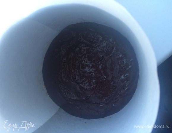 Вылить чернично-шоколадный ганаш на заранее приготовленную основу и убрать в холодильник.
