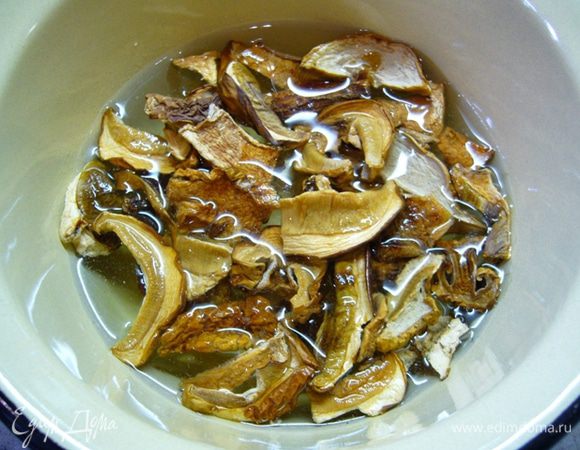 Грибы промыть, замочить в 250 мл воды на 15 мин. Грибочки собирал мой муж, сушила – я!
Довести воду с грибами до кипения, варить грибы на небольшом огне под крышкой 30 мин.
Вынуть грибы из отвара.
