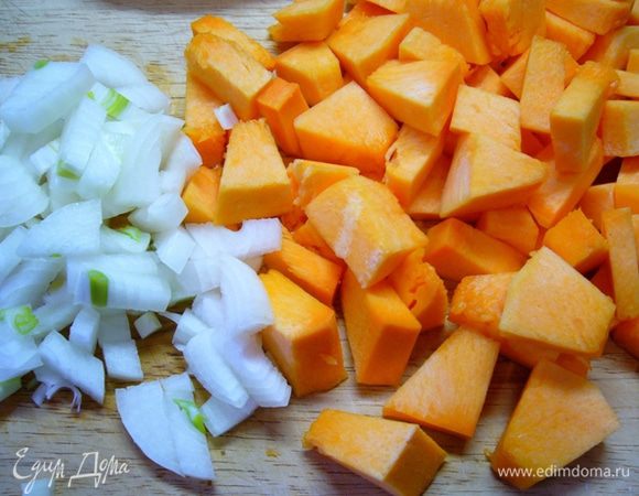 В ингредиентах дан вес очищенной от кожи и семян тыквы.
Тыкву и лук порезать кубиками.
Разогреть сковороду с оливковым (25 мл) маслом, обжаривать тыкву с луком 5 мин.
Переложить обжаренные овощи в кастрюльку с отваром (отвара должно быть не меньше 200 мл! Если вода сильно выкипела, довести ее объем до 200 мл, вскипятить), тушить 7 мин.
