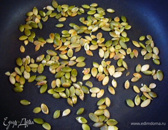 Тыквенные семечки обжарить на сухой сковороде.