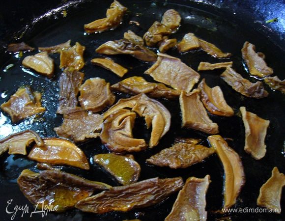 Разогреть в сковороде оставшееся оливковое масло, на сильном огне быстро обжарить грибы.