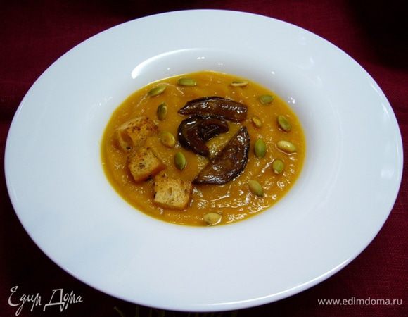 Отправить содержимое кастрюли в блендер, приправить солью, пробить в пюре.
Выкладываем суп из блендера в тарелку, украшаем тыквенными семечками, грибами. Подаем с крутонами! 