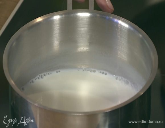 Молоко слегка подогреть в небольшой кастрюле.