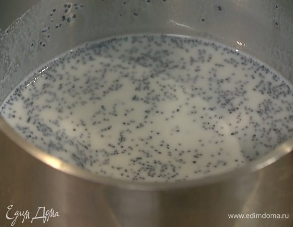 Всыпать мак и оставить на 10–15 минут.