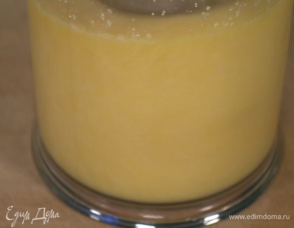 Сахар с яйцами взбить миксером в пышную массу.
