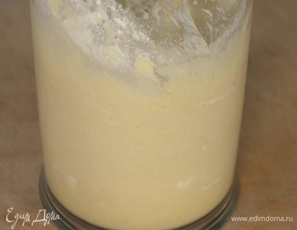 Добавить половину муки, 80 г предварительно размягченного сливочного масла и вымешать все миксером на невысокой скорости.