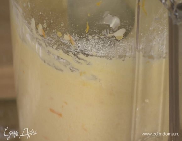 В тесто добавить цедру апельсина, влить апельсиновый сок, всыпать оставшуюся муку (1 ч. ложку муки оставить) и вымешать все миксером на медленной скорости.