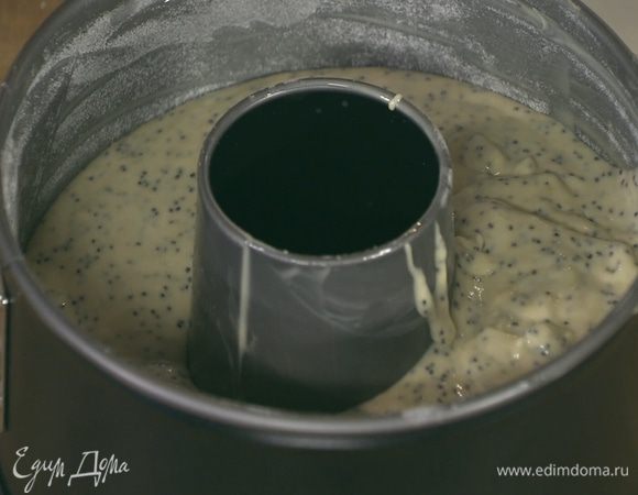 Круглую форму для кекса смазать оставшимся сливочным маслом, посыпать оставшейся мукой (лишнюю муку удалить), выложить тесто и разровнять его.