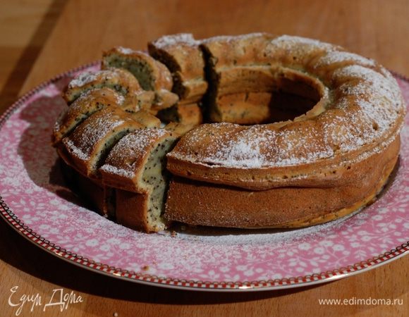 Выпекать кекс в разогретой духовке 25–30 минут.