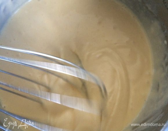 Для английского крема в сотейник налить сливки и на тихом огне довести до кипения. В это же время в отдельной посуде взбить желтки и 1,5 ст.л. лавандовой сахарной пудры. Кипящие сливки тонкой струйкой влить к желткам при постоянной работе миксера. Затем массу вылить обратно в сотейник, поставить на тихий огонь и при постоянном помешивании варить до загустения. Важно постоянно помешивать крем и не отходить от него ни на шаг, иначе, вместо крема может получиться омлет. Остудить крем и ввести в него половину распущенного желатина (10г), тщательно взбить венчиком. Накрыть крем пищевой пленкой таким образом, чтобы пленка полностью соприкасалась с поверхностью крема. Это позволит избежать образования пленки и конденсата. Если не хотите морочиться с пленкой – не забывайте периодически помешивать крем, чтобы он не затянулся коркой.