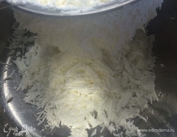 Мягкий творог необходимо протереть через сито. Пробивать блендером не рекомендую – он получится слишком жидким, что в дальнейшем навредит внешнему виду торта.