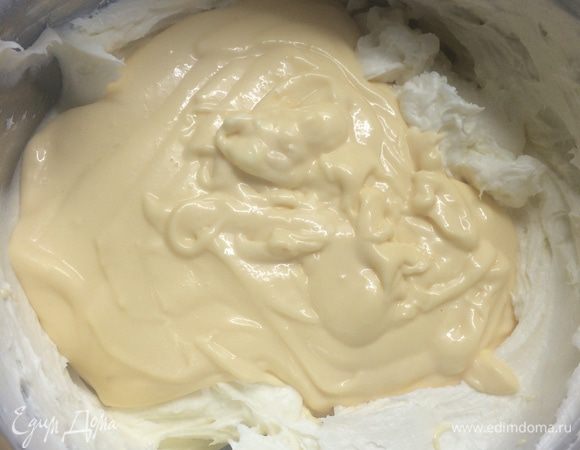 В глубокой посуде соединить маскарпоне комнатной температуры, протертый творог, оставшуюся лавандовую сахарную пудру и сахар – взбить миксером. Ввести английский крем и еще раз взбить до однородности.