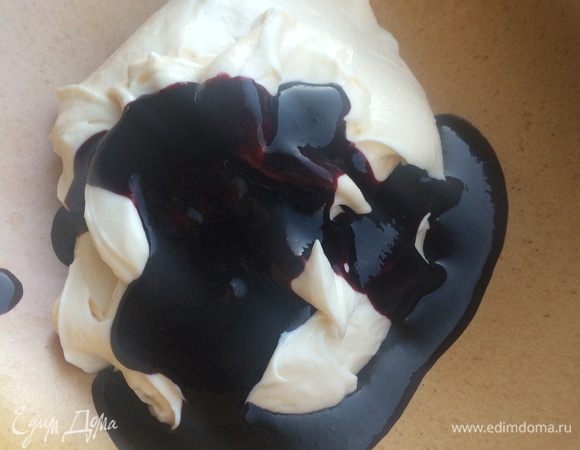 Полученную массу разделить на 5 равных частей. У меня 1 часть = 180г. Разложить по тарелочкам. А теперь начинаем раскладывать черничное пюре по тарелочкам. Тщательно вымешивайте силиконовой лопаткой и регулируйте цвет. Удобно, когда перед вами сразу все 5 тарелок. У меня ушло всё пюре.