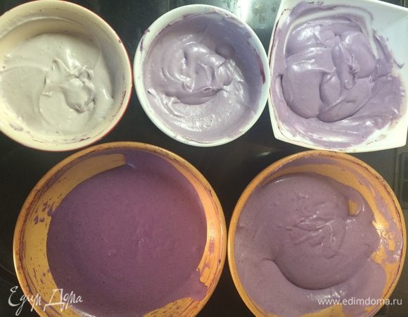 У нас осталась еще одна пиала с желатином. Распустить желатин либо в микроволновке, либо на водяной бане, не доводя его до кипения. Распределить его по тарелочкам. Та масса, которая самая темная – соответственно, сама жидкая, потому что в ней больше всего черничного пюре. Самая светлая масса – самая плотная, в неё я желатин не добавляла. А среди оставшихся 4-х распределила желатин в соответствии с густотой.
