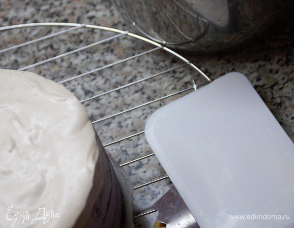 Для приготовления крема из сливок: охлажденные сливки взбить до мягких пик, частями добавить просеянную обычную сахарную пудру. Взбивать до устойчивых пик.