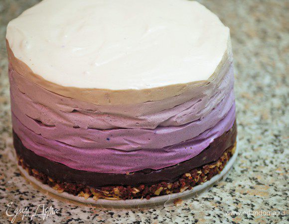 Обмазать верх и бока кремом. Убрать в холодильник. Минут за 10 до подачи подержать торт при комнатной температуре. Этот шаг я не сфотографировала. Опишу словами. Крем наносила пластиковым шпателем с зубчиками (он виден на предыдущем фото).