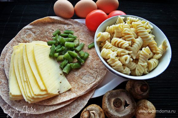 Я уже знакомила Вас с моим быстрым завтраком "сыр в тортильях": http://www.edimdoma.ru/retsepty/72749-tortilya-na-zavtrak Сегодня более богатый по составу завтрак с омлетом на двух тортильях!